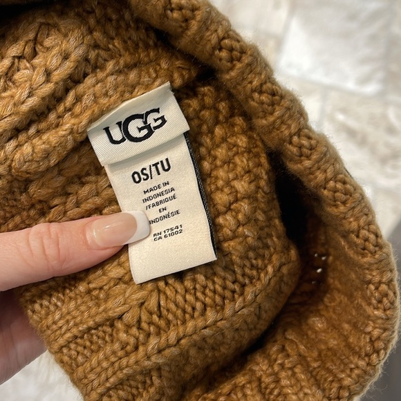 💥🇺🇸 UGG Women's Cable Beanie With Pom - Picture 8 of 11